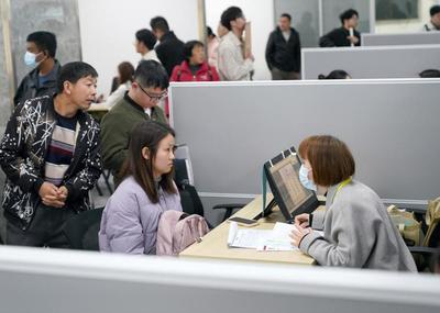 2024年3月14日,杭州人才市场举办杭州市民营企业专场招聘会。新华社记者 韩传号 摄